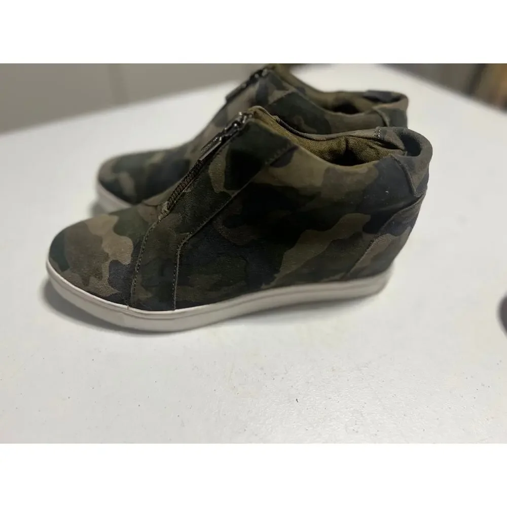 Blondo Waterproof Camo Booties Size 8